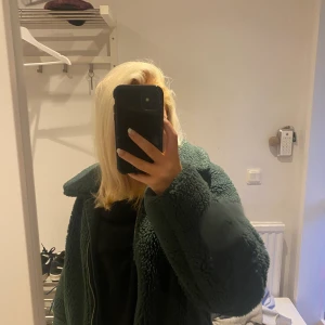 Lurvig kappa - Jätte fin och mysig Ludvig kappa,den går till höfterna på mig som är 165❤️köpte för 600