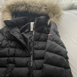Tommy hilfiger jacka - Äkta Tommy hilfiger jacka som aldrig kom till användning. Köpt år 2020 för 2599 och aldrig använd pga den inte satt fint. Köpt på butiken design only. Perfekt skick och ser ut som en ny. Villig att gå ner i pris vid snabb affär❤️