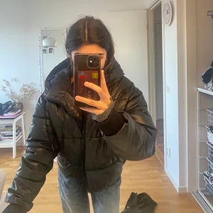 Svart pufferjacka   - Slutsålt glansig puffer i xs men overisze (kan justeras) köptes dyrt och i bra skick!!! 