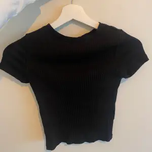 En ribbad svart t-shirt från H&M!💓