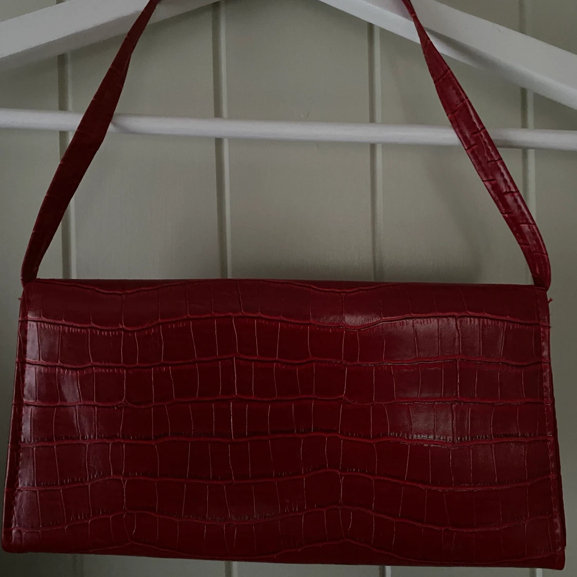Röd vintage väska i ormskinnsimitation  - 90