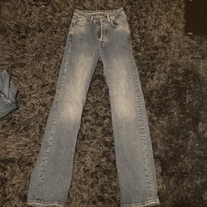Bikbok jeans - Säljer ännu ett par snygga jeans från bikbok. Använt få gånger. Men ser ut som nya jeans. Storlek 24. Original pris på jeansen är 599kr. Börja buda från 300. Kontakta! 