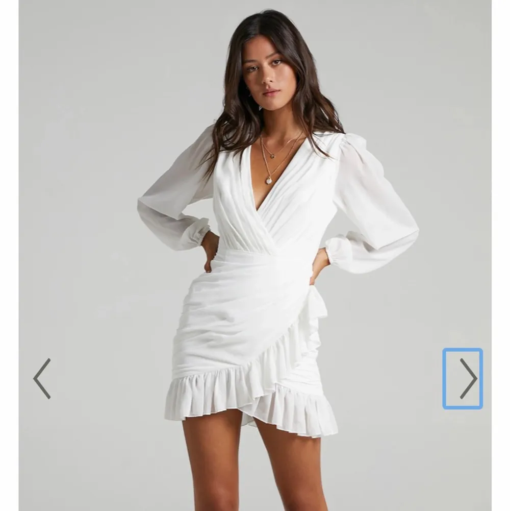 SÄNKT PRIS! Säljer denna fina vita klänning i storlek 38 men jag skulle säga 36/38! Köpt för 700+tull! Aldrig använd och lappen kvar! Skickar inte tillbaka pga tullkostnader! Perfekt till studenten! Kan skicka mer bilder vid intresse! 🥰. Klänningar.