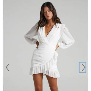 SÄNKT PRIS! Säljer denna fina vita klänning i storlek 38 men jag skulle säga 36/38! Köpt för 700+tull! Aldrig använd och lappen kvar! Skickar inte tillbaka pga tullkostnader! Perfekt till studenten! Kan skicka mer bilder vid intresse! 🥰