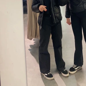 Svarta jeans - Svarta jeans i nyskick, säljer då dom är lite för små 