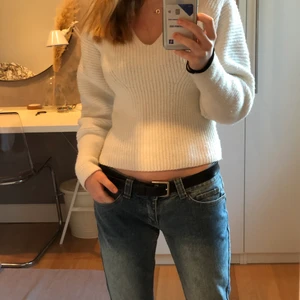 Fin stickad tröja - En fin stickad tröja som inte har kommit till så mycket använding men är osäker på om jag ska sälja den! Mycket fint skick men lite noprig på hela tröjan men inget som man lägger märke till! Den är i storlek xs men är stor så den passar mig som vanligtvis har s. Om fler intresserade startas budgivning<3