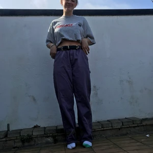 Carhartt regular straight - Carharrt regular straight byxor i strl 31! Asgoa lila byxor i en riktigt nice straight fit! Jag är 164 cm och har vanligtvis strl 28 i byxor! Hör av för frågor!