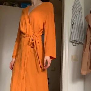 Wrap dress - Klänning från Mango med knytning i sidan. Bekväm och skönt tyg. Kan mötas upp i Uppsala eller ibland i Stockholm.