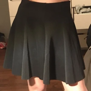 Kjol - Svart kjol med dragkedja 