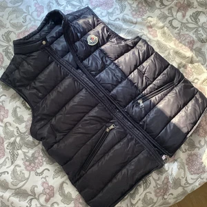 Moncler väst  - Storlek 14, passar mig som är xs/s, skriv för mer info och bilder ❤️ vill helst inte sälja under 2000kr äkta