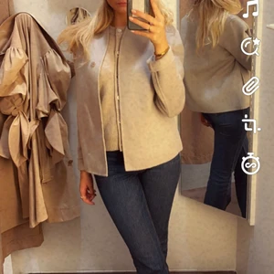 Vår kappa - Säljer denna fina vår kappan/jackan i ull från Wera. världens finaste färg nu till våren och passar till allt. Den är i perfekt skick, använd max 5 gånger. Älskar den men den är lite liten på mig. Storlek S. Nypris 1000 kr Och säljer den för 400 🥰