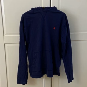 Tunn mörkblå hoodie-Ralph Lauren💙 - Polo Ralph Lauren mörkblå tunn hoodie💙Fungerar på mig en M men då blir det ingen ”lös fit”. Pris går att diskutera