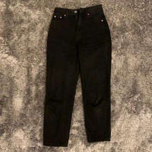 Pull and bear jeans petite - Säljer mina fina svarta bull and bear petite mom jeans. Fint skick, storlek 32. Köptes för 259kr, säljer dem nu för 120kr. Köparen står för frakt.
