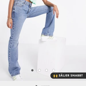 lågmidjade jeans - låg midjade utsvängda byxor, ALDRIG ANVÄNDA bara testade, säljer då de inte passade mig