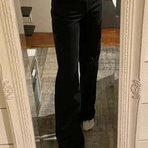 Zara Jeans - Snygga jeans ifrån Zara. Långa i benen (jag är ca 166cm) Säljer då de inte kommer till användning.  Slutsålda på hemsidan, köptes för 399kr🖤