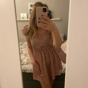 Somrig dammrosa klänning  - En fin somrig dammrosa klänning i storlek 36/S. Kommer ifrån Shein (Aldrig använd). Blommigt mönster. Jag är ca: 174 cm lång 💓