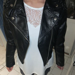 Fejk skinnjacka  - Skinnjacka i fejkskinn, den är i nyskick och i storlek 164. Dragkedjor och fina pärl detaljer. Köparen står för ev fraktkostnad. 