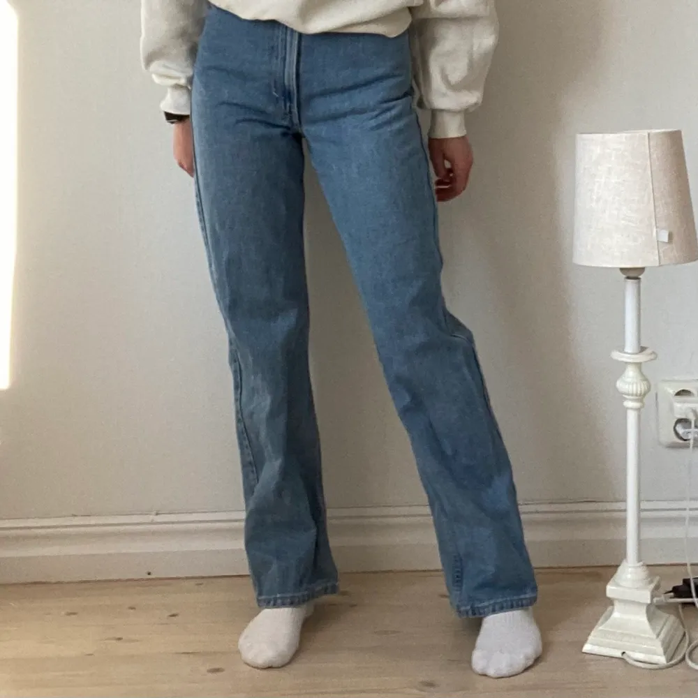 Säljer dessa blå jeans från weekday som inte används längre. Modellen är Rowe extra high straight jeans. . Jeans & Byxor.