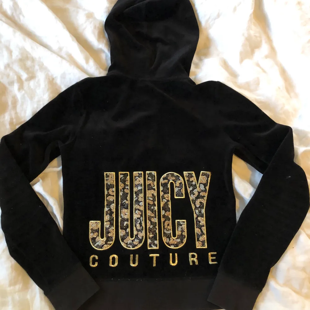 Säljer nu min svarta Juicy Couture tröja som är i storleken S och är i bra skick. Jag köpte tröjan när jag var i London och varför jag säljer den är för att jag har växt ur den :)). Tröjor & Koftor.
