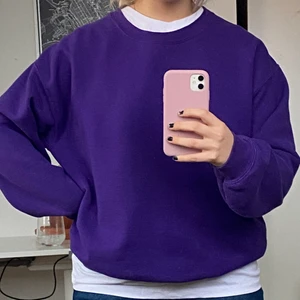 Lila sweatshirt  - Lila sweatshirt i herrstorlek M från Gildan! Något nopprig på insidan från tvätt men inget som syns utåt, annars i bra skick!