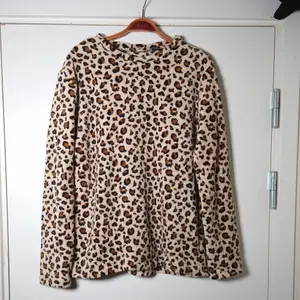 Väldigt mjuk(!) leopardmönstrad tröja, ingen storleksmärkning (hemsydd) men är som en M🌱