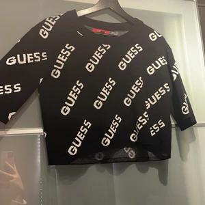 Guss tröja  - Äkta guess tröja köpt för 1 år sedan använder inte längre därför säljer jag den.