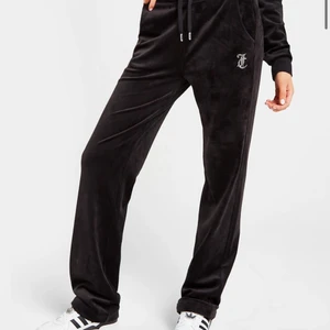 juicy couturbyxor  - intressekoll på dessa fina juicy couture byxorna som har glitter på baksidan av byxan.