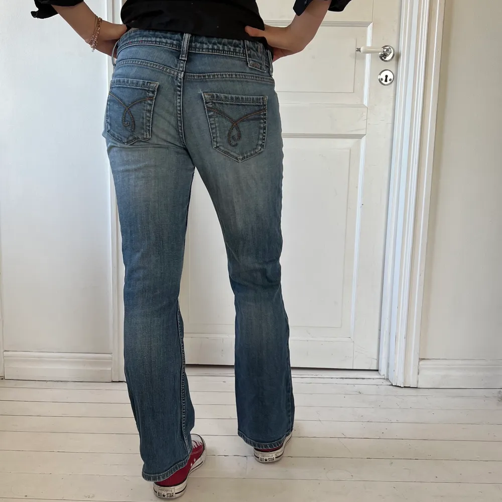 Vintage lågmidjade jeans från Esprit. Aldrig använda då de inte kommer till användning. Storlek 29/30. Modellen är 165 cm. Köparen står för frakten. Skriv om du är intresserad!💓💓. Jeans & Byxor.
