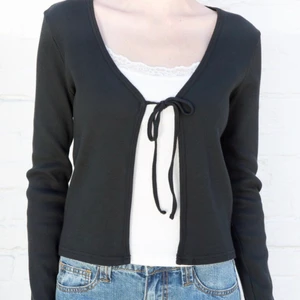 Cardigan - Säljer denna fina kofta som jag köpte på hm för ett tag sen men den har tyvär inte kommit till användning därför säljer jag den! 💞