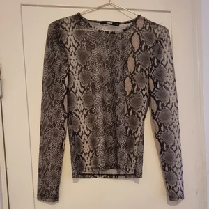 Ormskinn tröja transparent  - Transparent tröja med ormskinnstryck