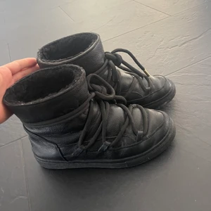 Inuikii - Väldigt sparsamt använda och materialet är väldigt enkelt att hålla rent. Säljer billigt nu eftersom vädret blir varmare men värt om man är intresserad av att använda nästa säsong🌟