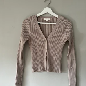 Beige kofta  - Beige kofta med strass från HM i storlek M🤍 40kr + frakt 