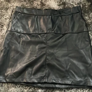 Skinnkjol kort Ej äkta skinn - Kort skinnkjol med dragkedja bak, helt oanvänd då den är för liten💕 Köpt i Nya Zeeland. Inte äkta skinn!