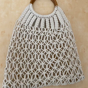 Perfekt strandväska - Säljer denna oanvända väska, som är inköpt på Nelly för 359kr. Säljer den för 200kr eller högst bud vinner. Köparen står för frakten!!