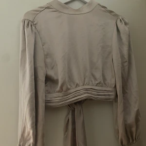 Snygg blus - Trendig blus med öppen rygg