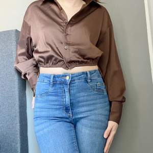 Mörk brun satäng skjorta i storlek 36, skjortan kommer från Biancas egna kollektion. Ny med lapp kvar. Vid frågor skicka gärna ett meddelande. Skickas med postnord spårbar frakt.