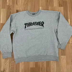 Grå Thrasher sweatshirt. Använd fåtal gånger och i jättebra skick. Storlek L.  Nypris 800kr. Skriv privat för fler bilder.