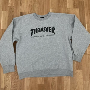 Thrasher sweatshirt - Grå Thrasher sweatshirt. Använd fåtal gånger och i jättebra skick. Storlek L.  Nypris 800kr. Skriv privat för fler bilder.