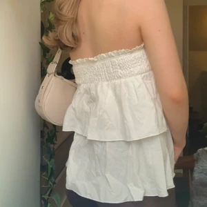 topp - Sötaste toppen med volanger i linne material som även funkar som kjol!! Köptes i Lettland! (förlåt för att jag ej strukit den lol) Köparen står för frakten! 🤎