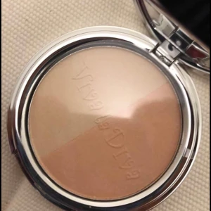 Highilighter palett  - Jag säljer highilighter. Den superfint sick oanvänd. Och bara öppnad för att ta bild inte ens testa den. Den kommer inte till användning. Frakt står köper för själv 