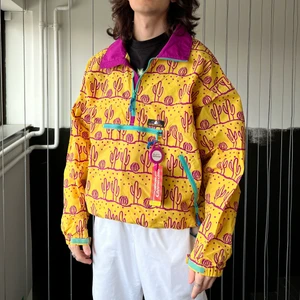 Vintage Vindjacka - En skid/vindjacka i ljusa färger med sjukaste kaktusmönstret 🌵På jackan sitter ett gammalt liftkort från 1998 😍