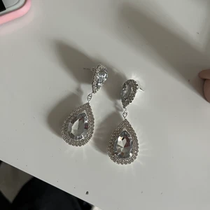 Örhängen  - Helt nya örhängen, aldrig använda!💓 säljer då jag har 2 par