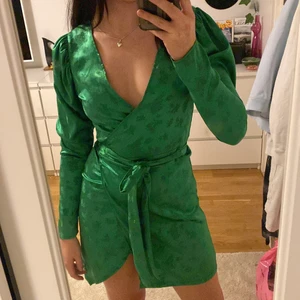 Grön skinande klänning - Denna klänning bara lyser! Perfekt som högtidsklänning men också på fest eller andra tillställningar. Lite kortare än knälängd och ärmarna är puffiga. Hör av er för mer info eller bilder, köparen står för frakten 💗