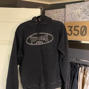 Supreme hoodie  - Supreme Hoodie från 2018. Storlek: M. Använt skick.