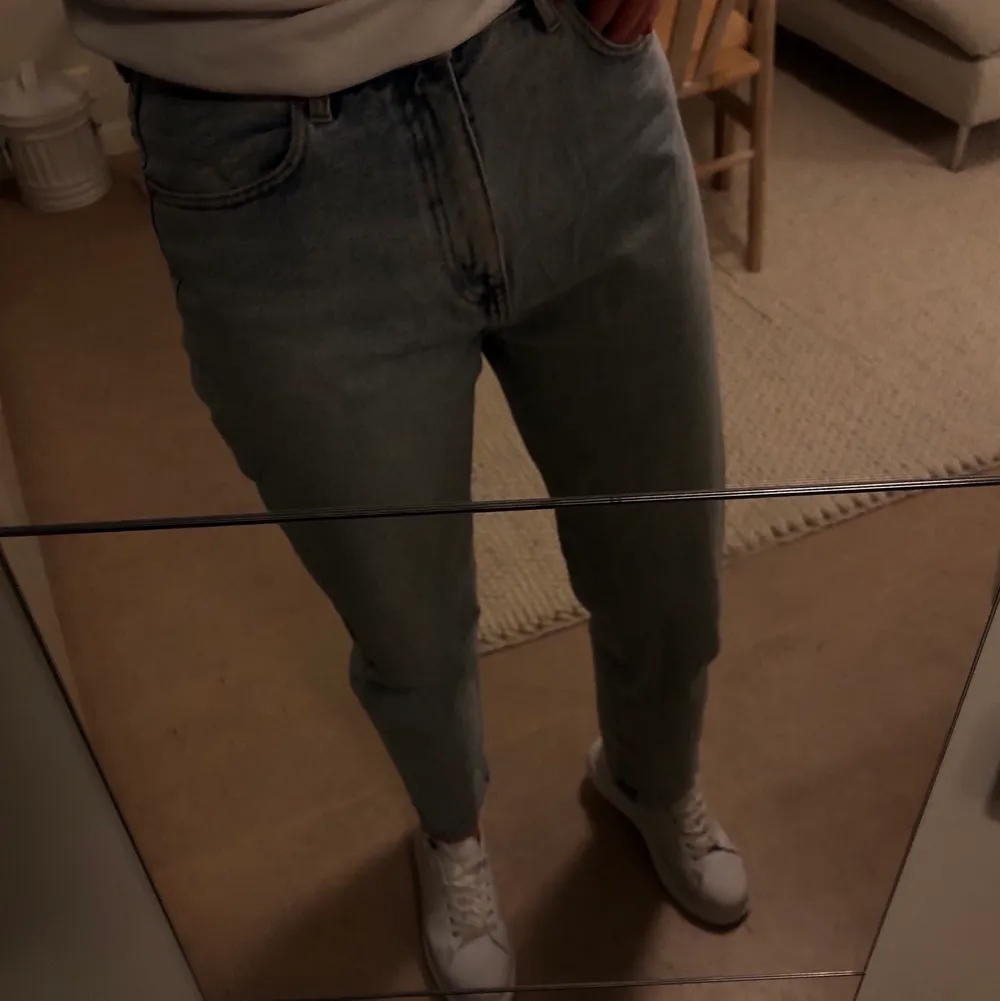 Stentvättade raka jeans från zara med hög midja. Köpta för ett år sedan aldrig använda. Långa i benen, passar mig och jag är 177 cm lång. . Jeans & Byxor.