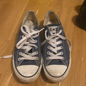 Låga Converse  - Ett par mörkblå låga converse. Skador på insidan som man ser på bilderna men inget på utsidan👍  Säljer pga dem är för stora för mig, har använt dem ändå men nu var det dags att skaffa några i min egen storlek! För mer info eller bilder kontakta mig, köparen står för frakten 💗🧡