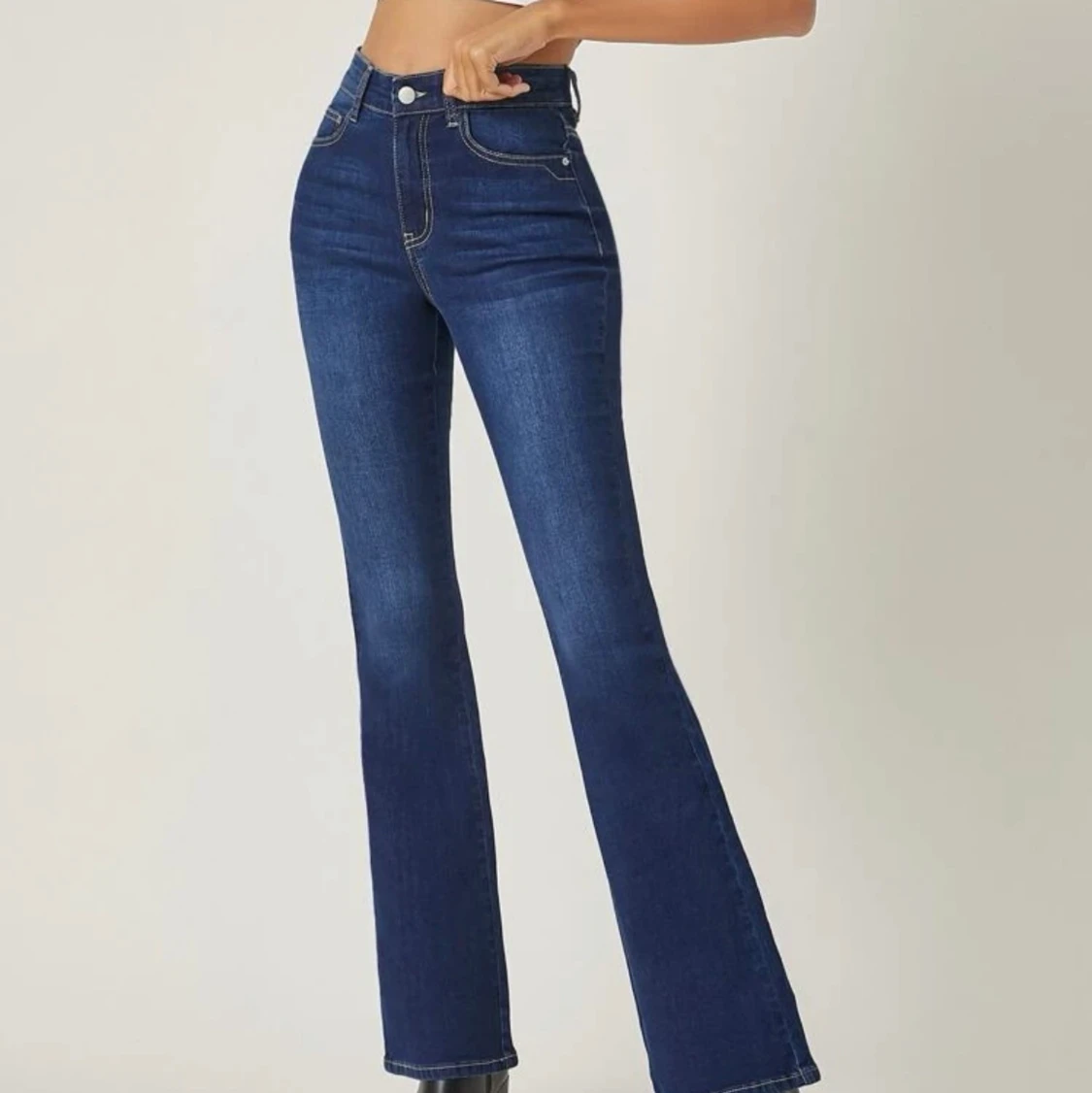 Mörk blå jeans utsvängda 