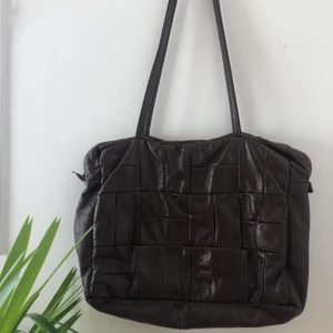 Väska - Brun väska som är en bra storlek. 