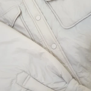 Dunjacka  - Dunjacka som är perfekt till våren. använt fåtal gånger. 