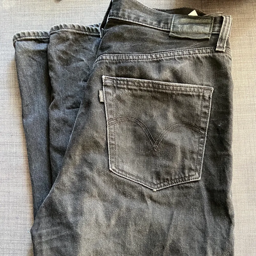 Levis jeans i bra skick, väldigt sparsamt använda! . Jeans & Byxor.